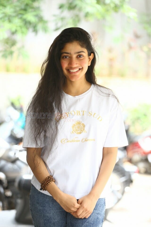 Actress Sai Pallavi at Virata Parvam Movie Interview Pictures 14