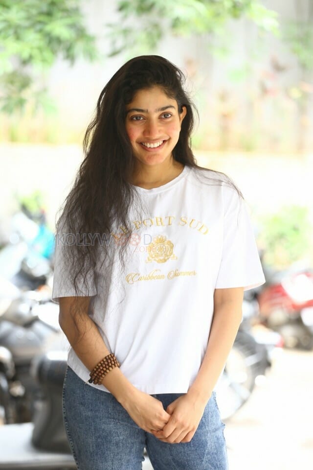 Actress Sai Pallavi at Virata Parvam Movie Interview Pictures 16