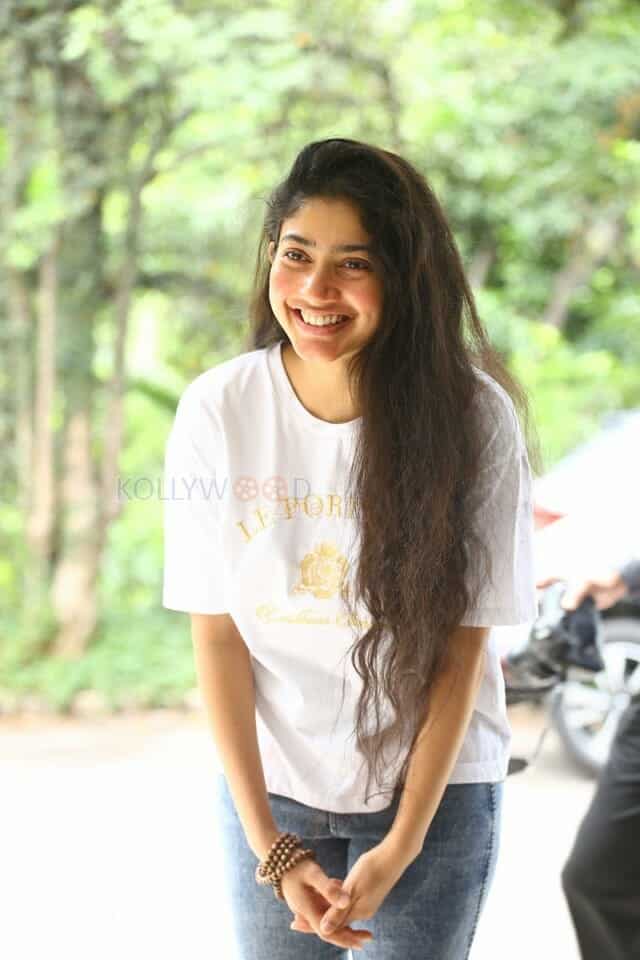 Actress Sai Pallavi at Virata Parvam Movie Interview Pictures 20