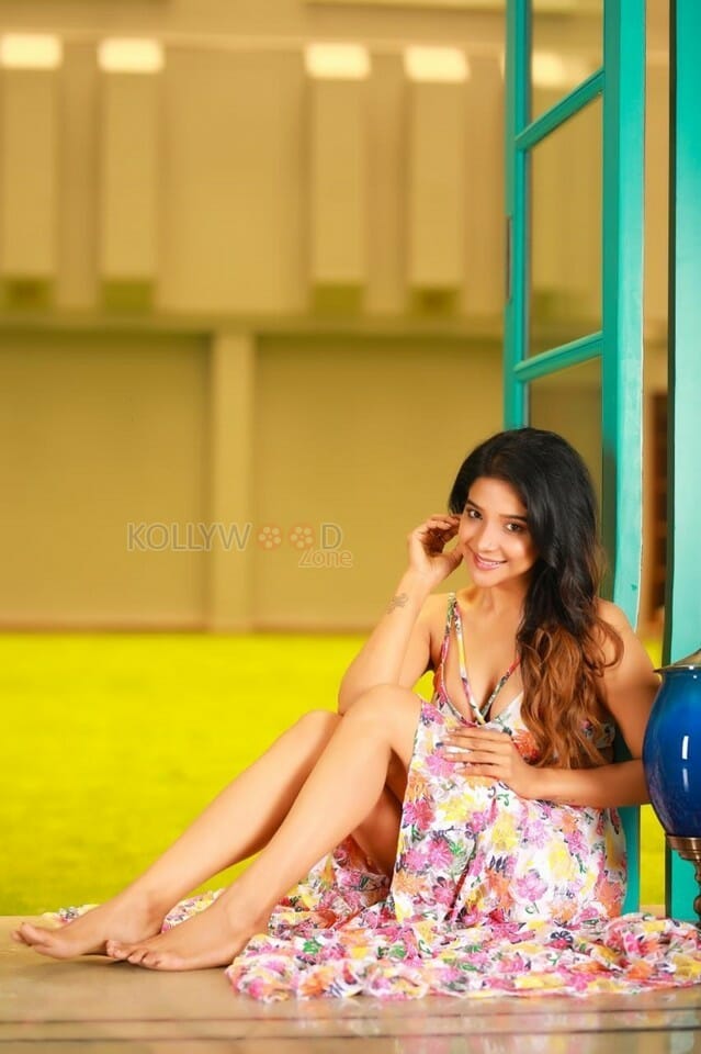 Actress Sakshi Agarwal New Photo Shoot Pictures