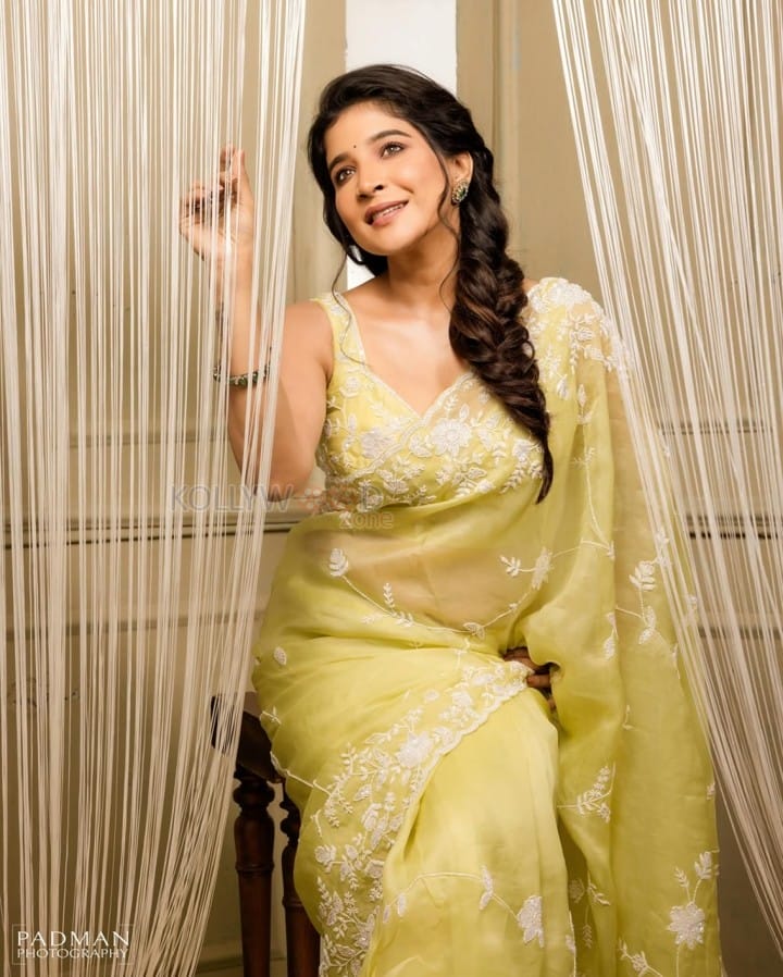 Actress Sakshi Agarwal in a Yellow Floral Printed Saree Pictures 02