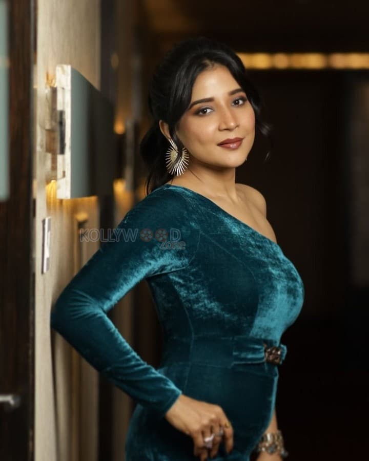 Actress Sakshi Agarwal in an One Shoulder Velvet Jumpsuit Pictures 07