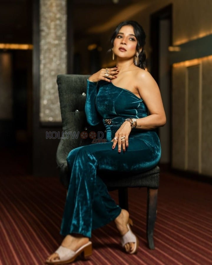 Actress Sakshi Agarwal in an One Shoulder Velvet Jumpsuit Pictures 09