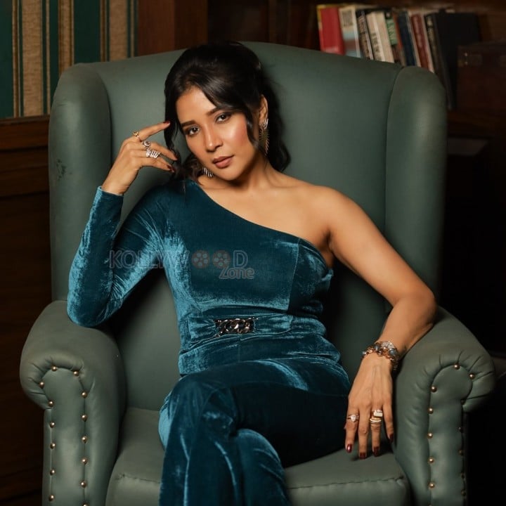 Actress Sakshi Agarwal in an One Shoulder Velvet Jumpsuit Pictures 13