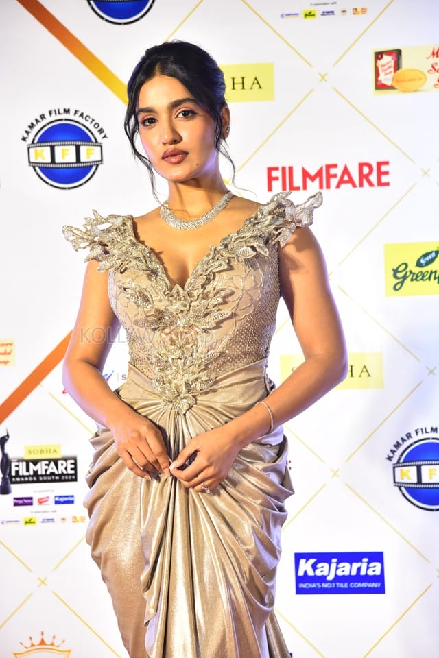 Actress Saniya Iyappan at 69th SOBHA Filmfare Awards South 2024 Photos 03