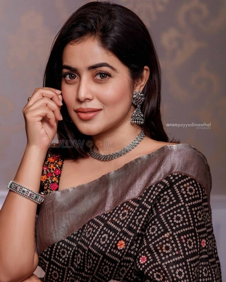 Actress Shamna Kasim Saree Photos