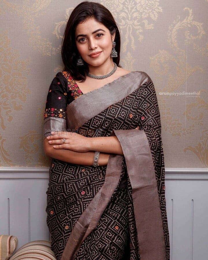 Actress Shamna Kasim Saree Photos