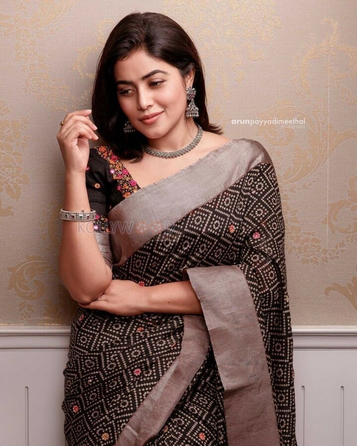 Actress Shamna Kasim Saree Photos