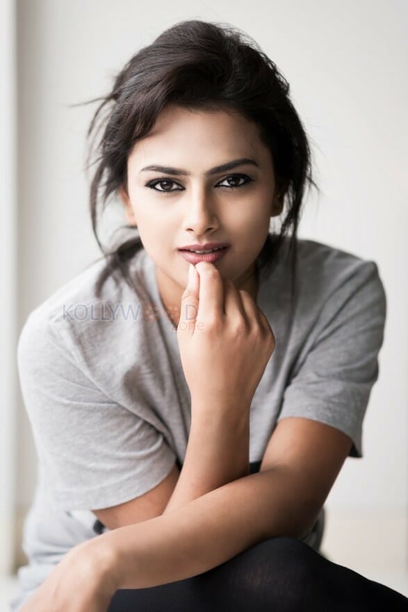 Actress Shraddha Srinath Photoshoot Pictures