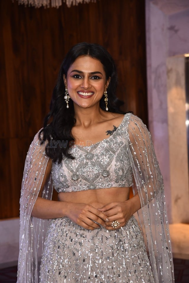 Actress Shraddha Srinath at Daaku Maharaaj Blockbuster Press Meet Photos 07