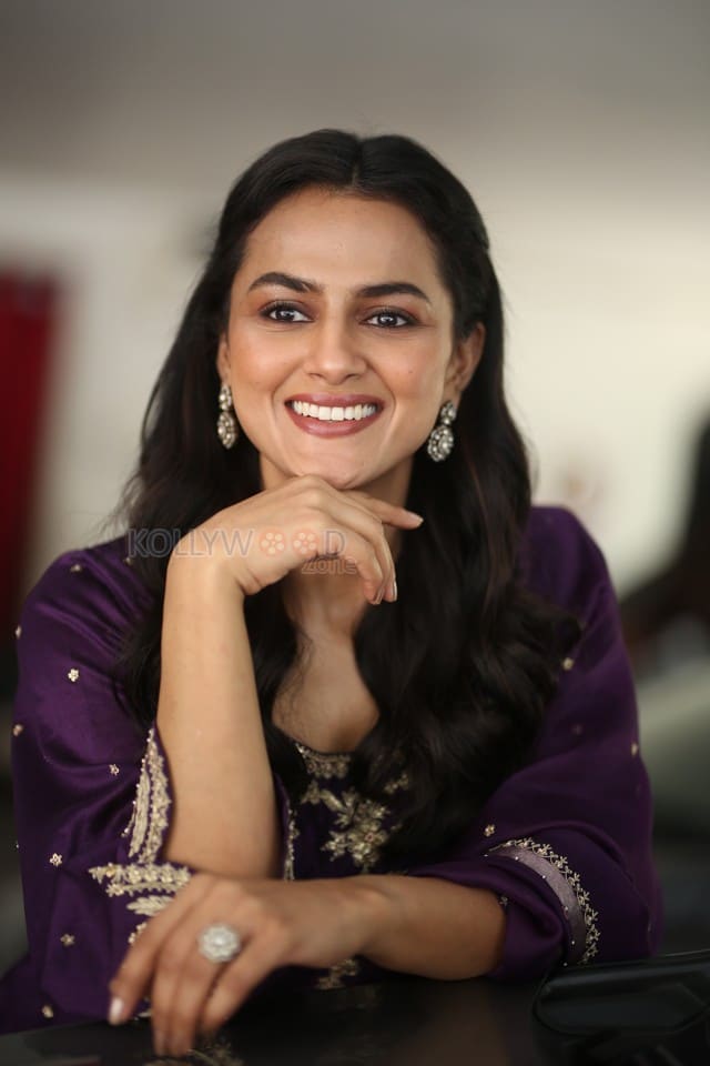 Actress Shraddha Srinath at Daaku Maharaaj Interview Pictures 04