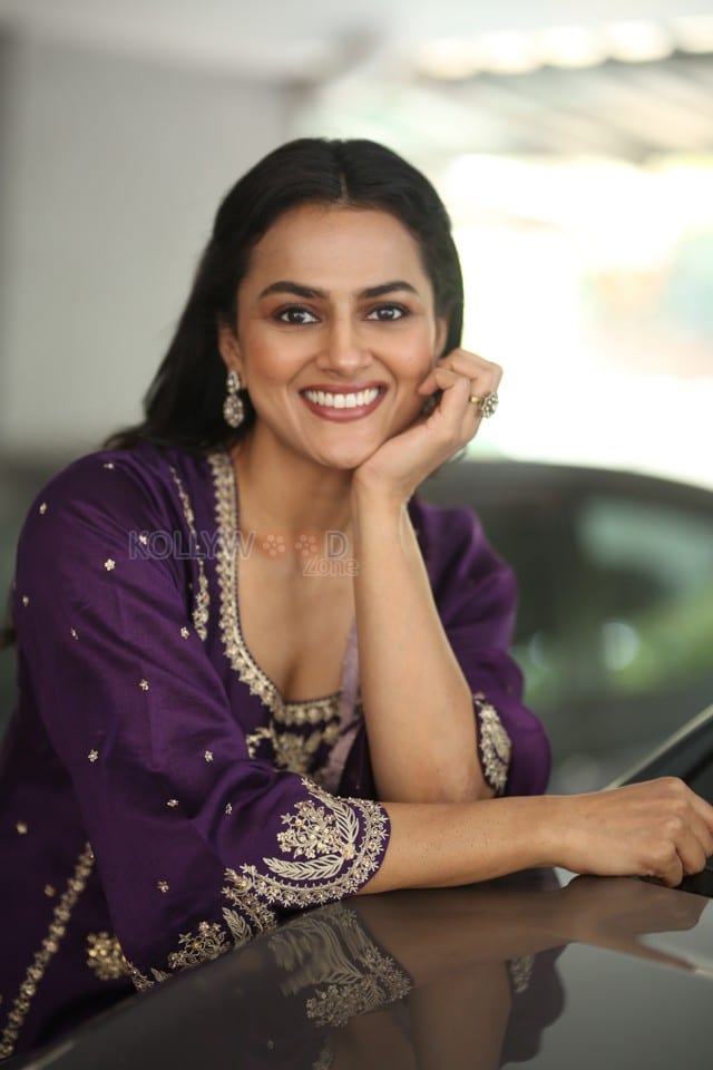 Actress Shraddha Srinath at Daaku Maharaaj Interview Pictures 09