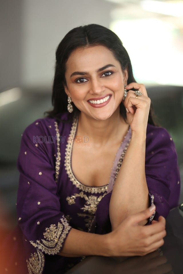 Actress Shraddha Srinath at Daaku Maharaaj Interview Pictures 13