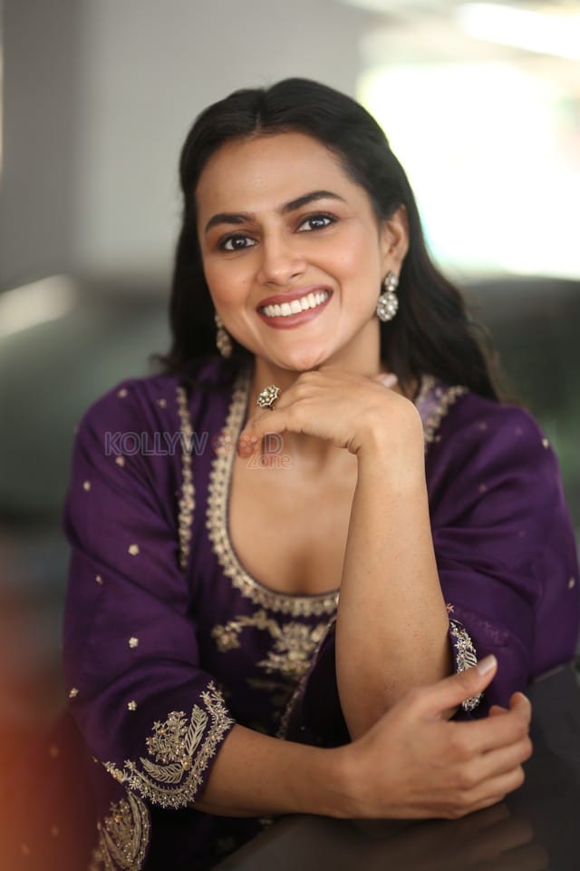 Actress Shraddha Srinath at Daaku Maharaaj Interview Pictures 14