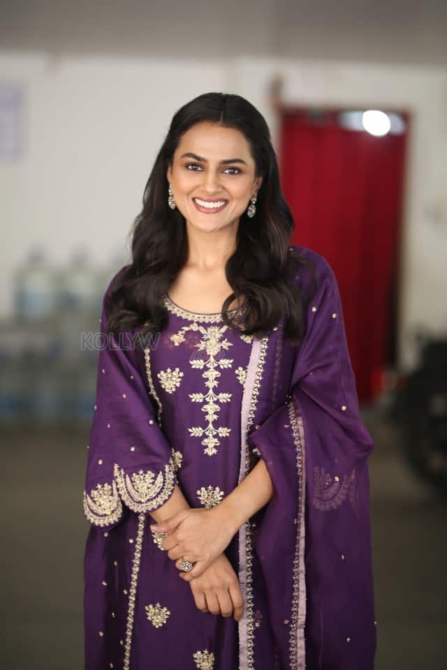 Actress Shraddha Srinath at Daaku Maharaaj Interview Pictures 24