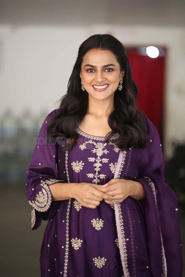 Actress Shraddha Srinath at Daaku Maharaaj Interview Pictures 29