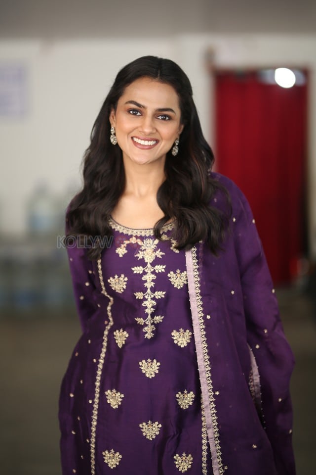 Actress Shraddha Srinath at Daaku Maharaaj Interview Pictures 30