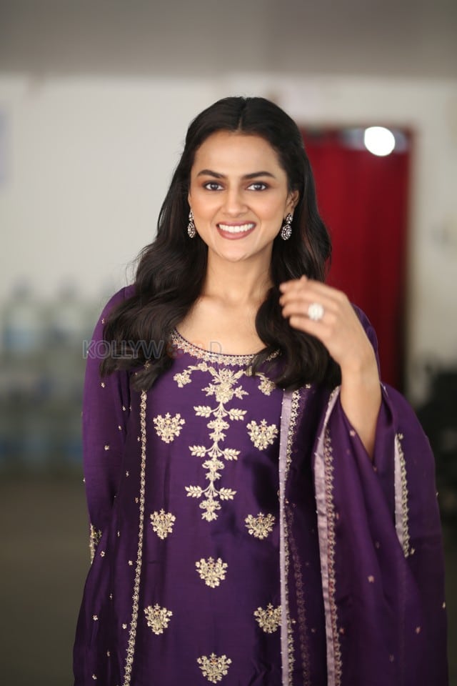 Actress Shraddha Srinath at Daaku Maharaaj Interview Pictures 31