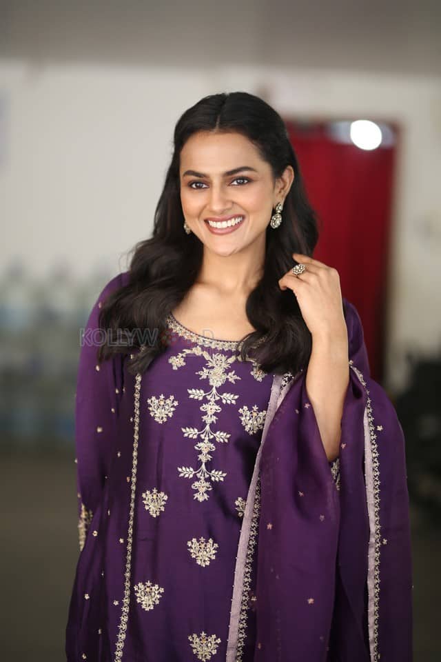 Actress Shraddha Srinath at Daaku Maharaaj Interview Pictures 32