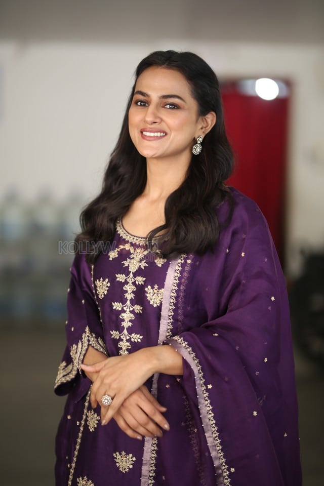 Actress Shraddha Srinath at Daaku Maharaaj Interview Pictures 33