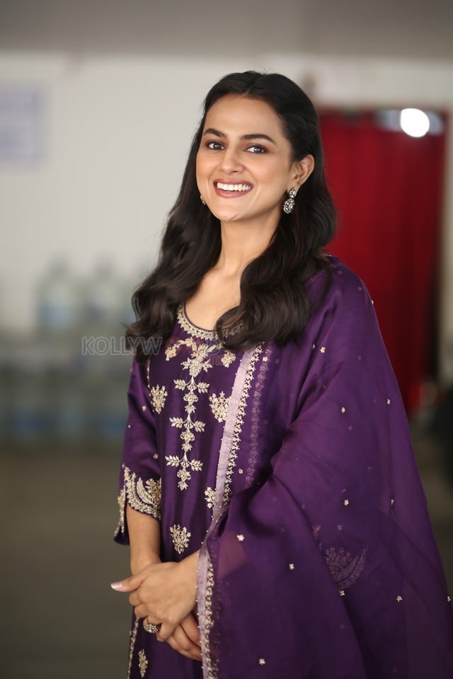 Actress Shraddha Srinath at Daaku Maharaaj Interview Pictures 34