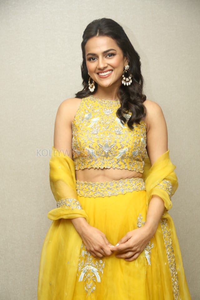 Actress Shraddha Srinath at Daaku Maharaaj Pre Release Event Photos 05