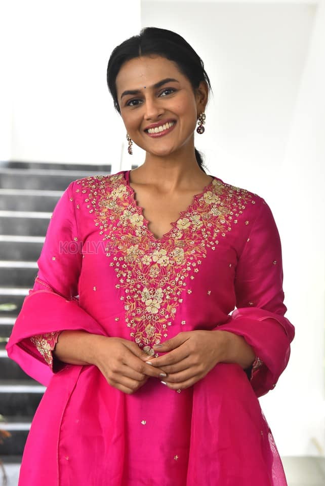 Actress Shraddha Srinath at Daaku Maharaj Movie Success Celebration Event Photos 11