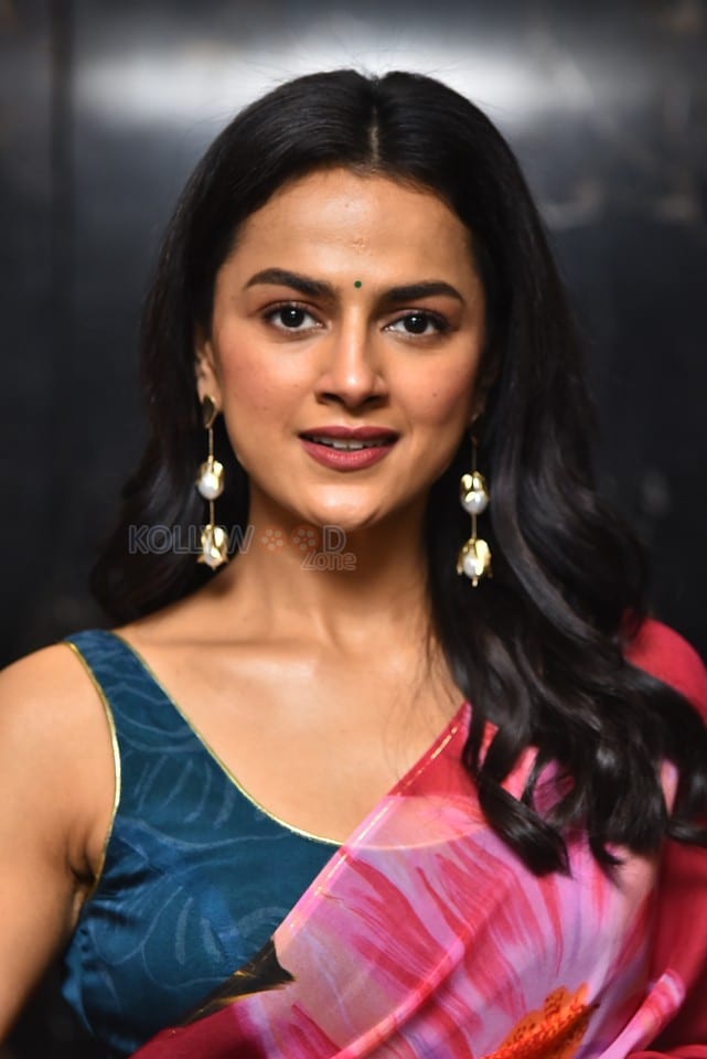 Actress Shraddha Srinath at Daaku Maharaj Movie Trailer Launch Photos 21