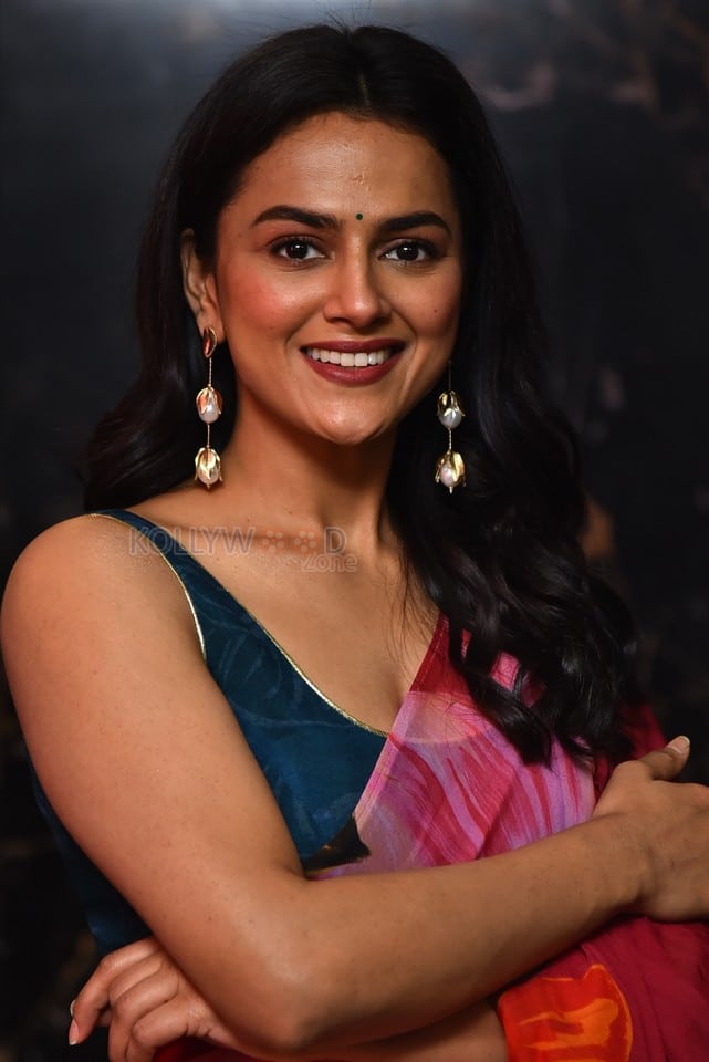 Actress Shraddha Srinath at Daaku Maharaj Movie Trailer Launch Photos 22