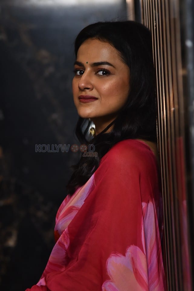 Actress Shraddha Srinath at Daaku Maharaj Movie Trailer Launch Photos 30