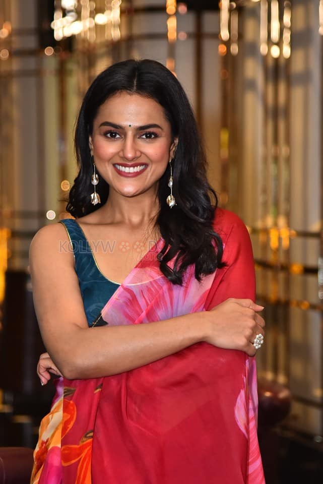 Actress Shraddha Srinath at Daaku Maharaj Movie Trailer Launch Photos 35