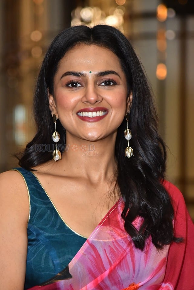 Actress Shraddha Srinath at Daaku Maharaj Movie Trailer Launch Photos 39