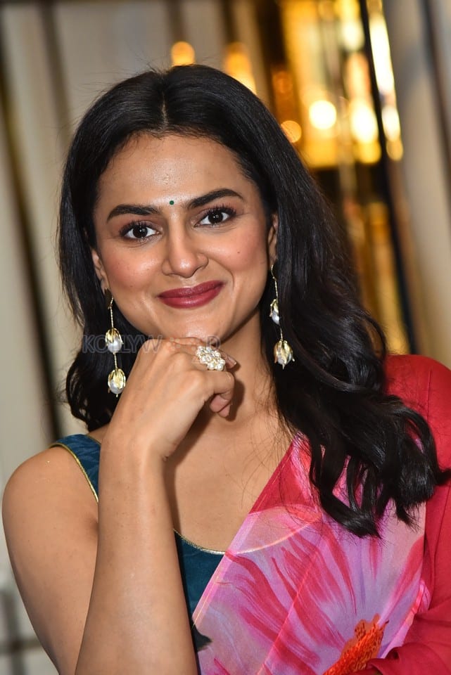 Actress Shraddha Srinath at Daaku Maharaj Movie Trailer Launch Photos 42