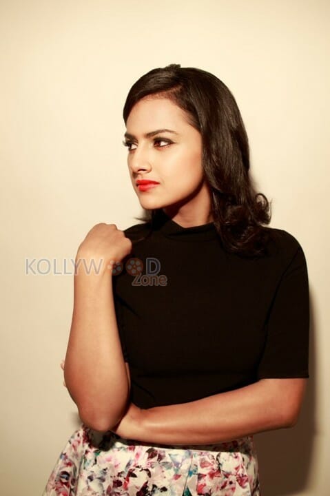 Actress Sshraddha Srinath Photos