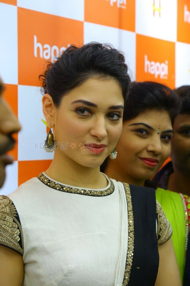 Actress Tamanna Launches Happi Mobiles In Kurnool Photos