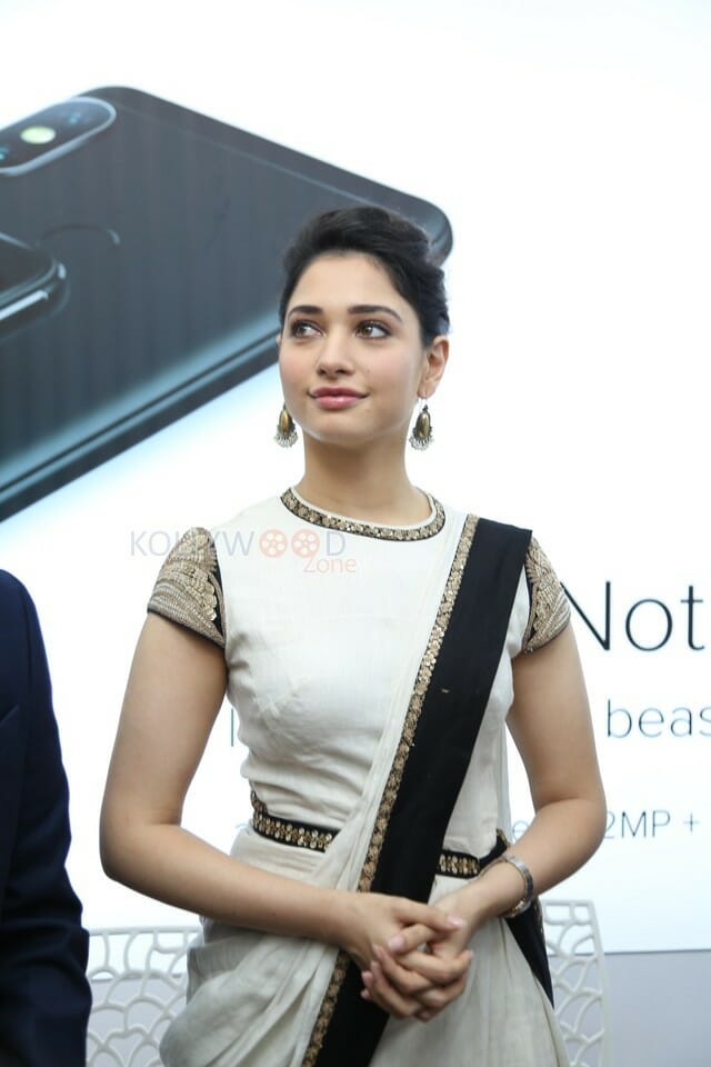 Actress Tamanna Launches Happi Mobiles In Kurnool Photos