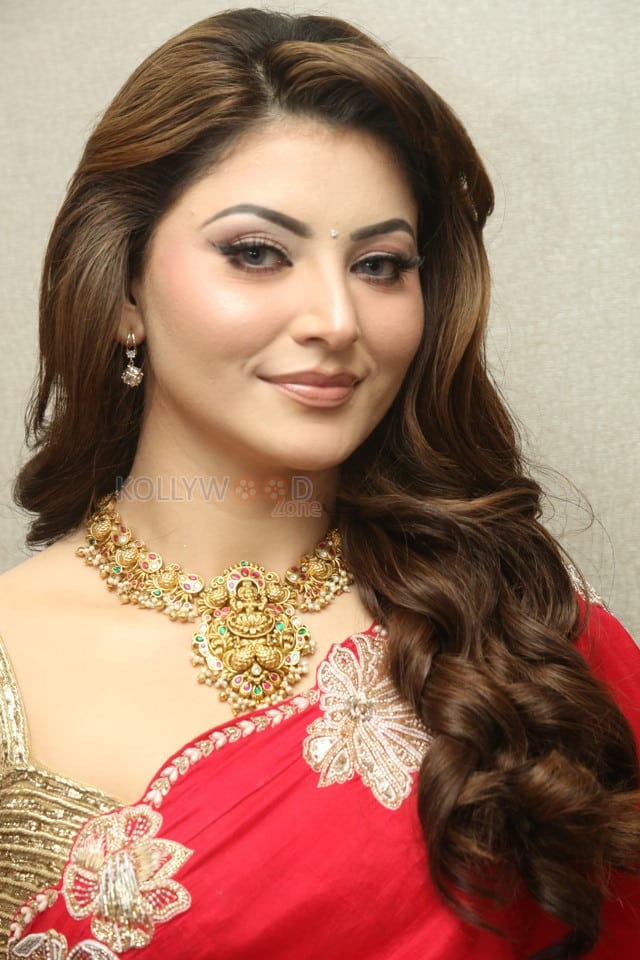 Actress Urvashi Rautela at Daaku Maharaaj Release Press Meet Pictures 06