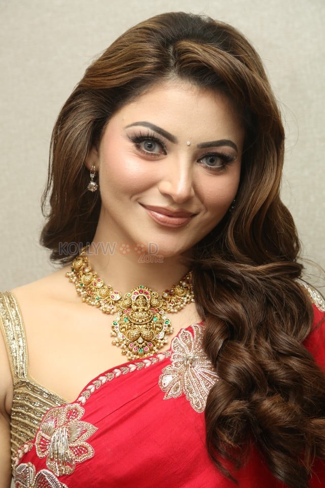 Actress Urvashi Rautela at Daaku Maharaaj Release Press Meet Pictures 07