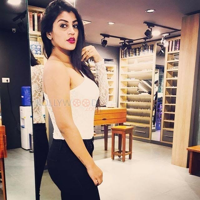 Actress Yashika Anand Sexy Photos