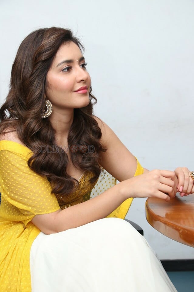 Adanga Maru Heroine Rashi Khanna Pictures