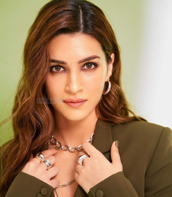 Adipurush Heroine Kriti Sanon Photoshoot Stills 01