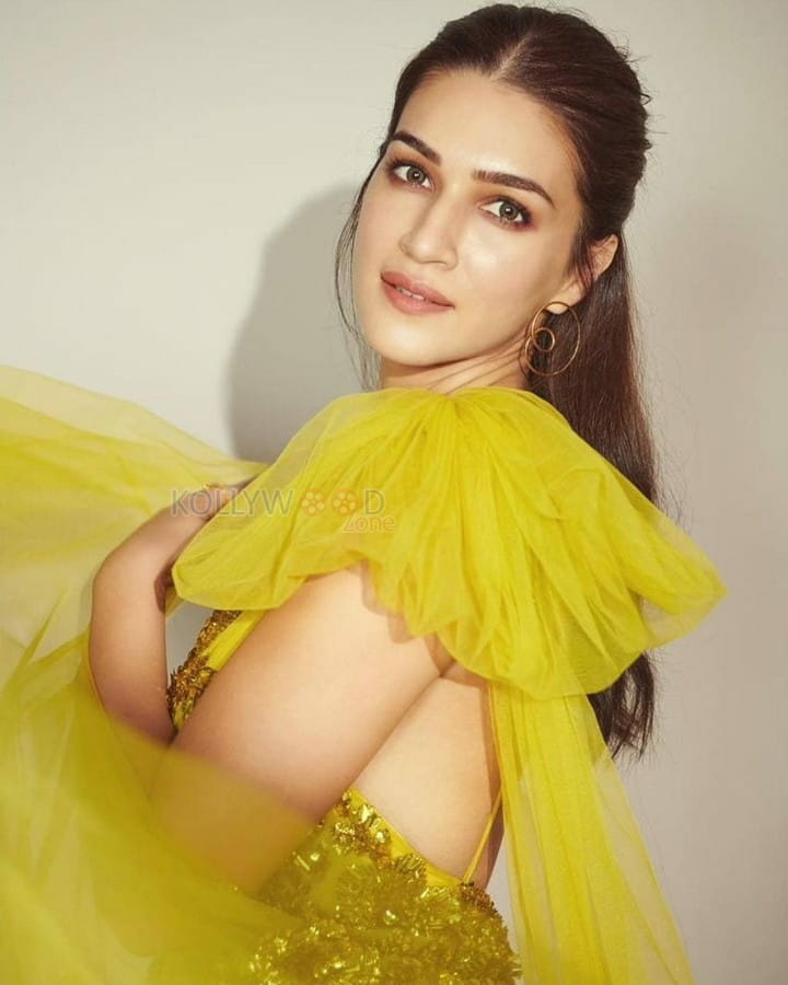 Adipurush Heroine Kriti Sanon Photoshoot Stills 09