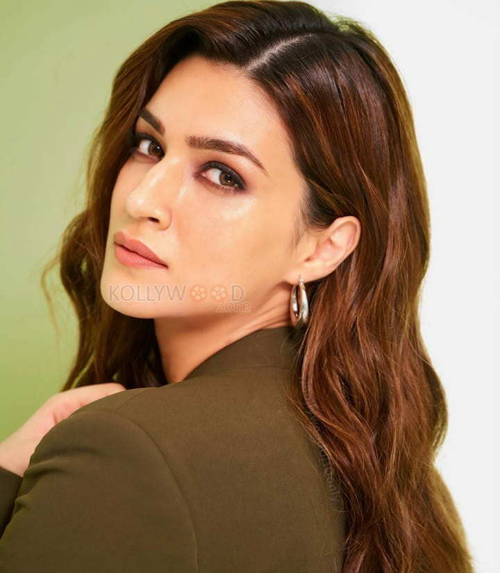 Adipurush Heroine Kriti Sanon Photoshoot Stills 14