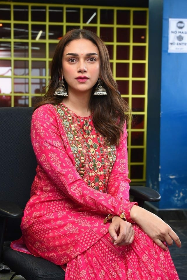 Aditi Rao Hydari at Maha Samudram Movie Interview Photos 14