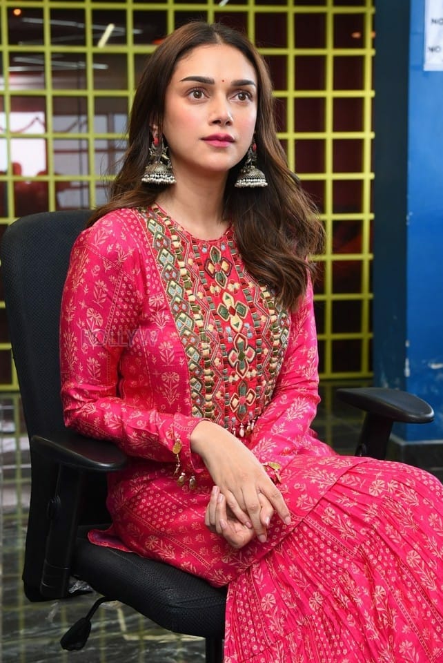 Aditi Rao Hydari at Maha Samudram Movie Interview Photos 15