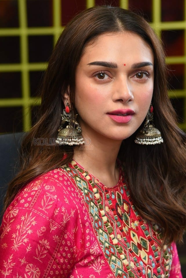 Aditi Rao Hydari at Maha Samudram Movie Interview Photos 18