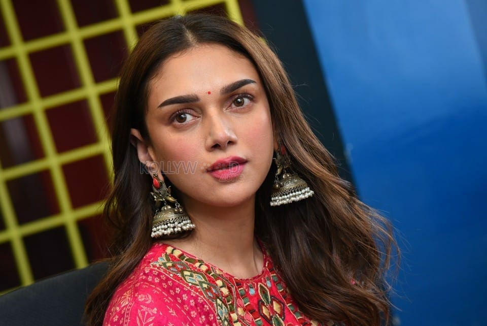 Aditi Rao Hydari At Maha Samudram Movie Interview Photos 20 (138757 ...