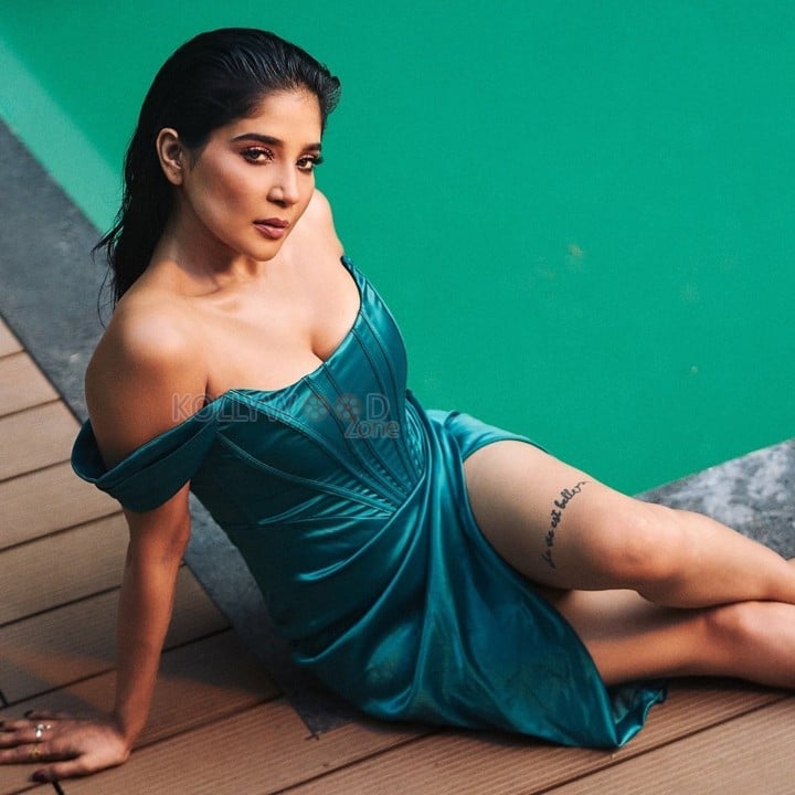 Adorable Sakshi Agarwal Poolside Pictures 07