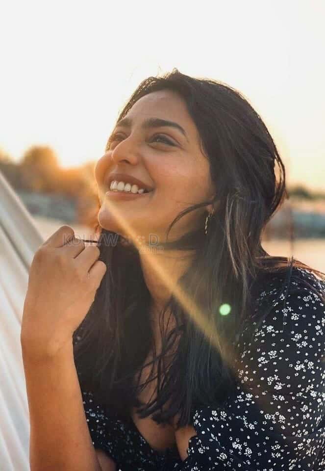 Aishwarya Lekshmi Cute Beach Pictures 02