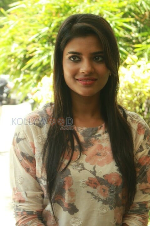 Aishwarya Rajesh At Kakka Muttai Press Meet Stills